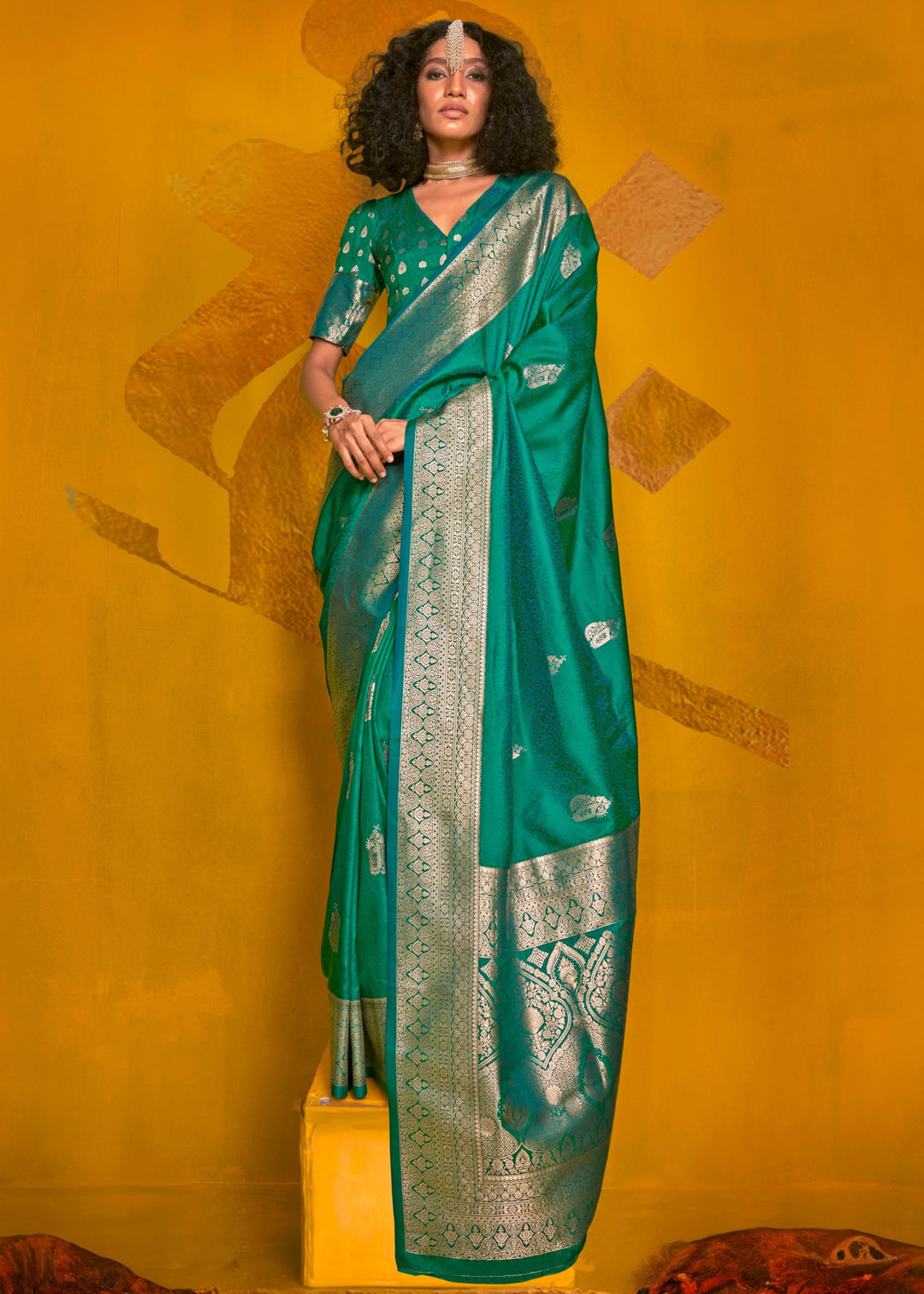 Cadmium green Two Tone Handloom Weaving Silk Saree