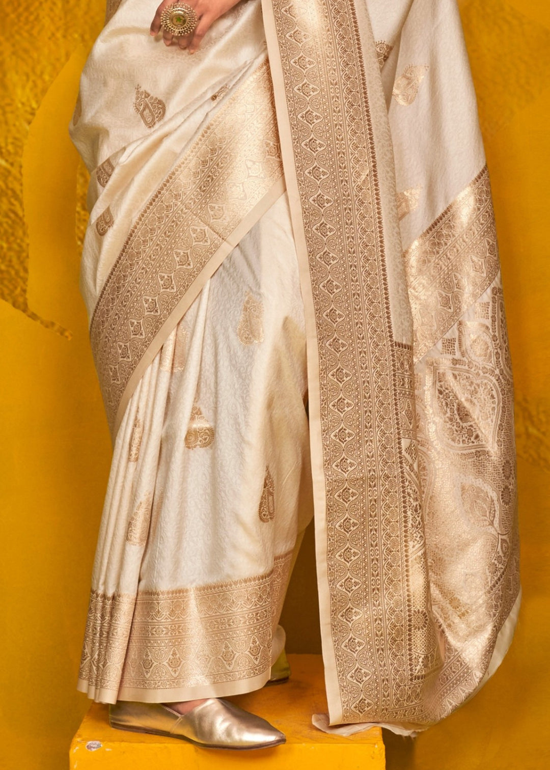 Off-white Two Tone Handloom Weaving Silk Saree